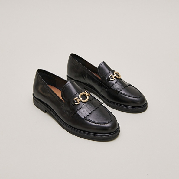 Loafers with gold buckles in black leather