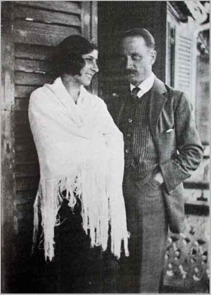 https://upload.wikimedia.org/wikipedia/en/8/8b/Rilke_and_Klossowska_at_Chateau_Muzot_1923.jpg