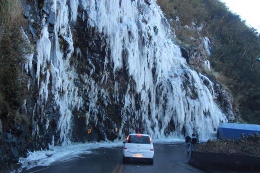 frio-intenso-desta-semana-tambem-congelou-cachoeiras-na-serra-do-rio-do-rastro-983322.jpg