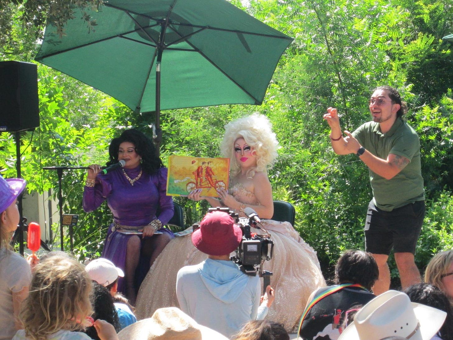 https://upload.wikimedia.org/wikipedia/commons/5/5b/Drag_Queen_Storytime_-_Waterloo_Park_ATX_-_June_10_2023.jpg