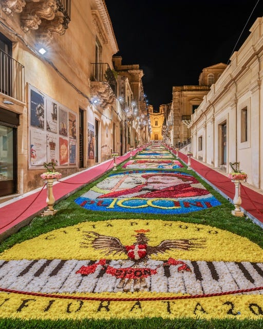 May be an image of flower, Piazza di Spagna and text