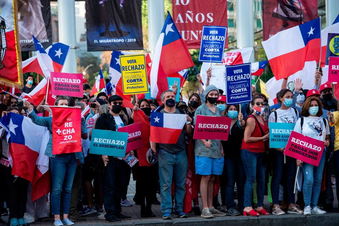 Des Chiliens manifestent contre la nouvelle Constitution à Santiago le 21 octobre. Martin Bernetti/AFP/Getty Images