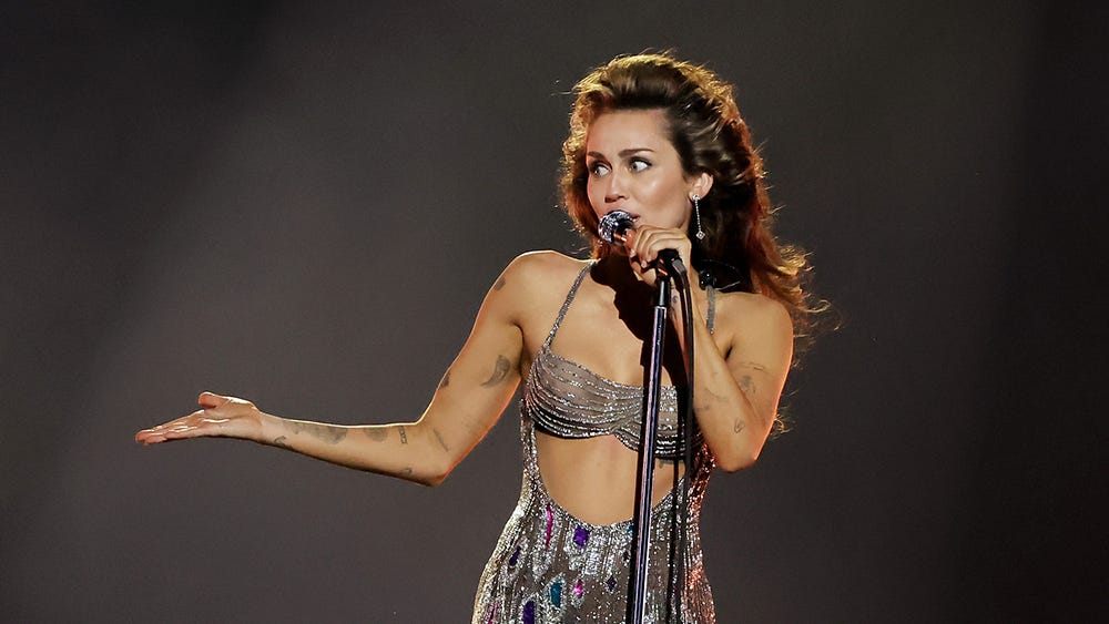 Miley Cyrus Calls Out Grammys Audience During 'Flowers' Performance
