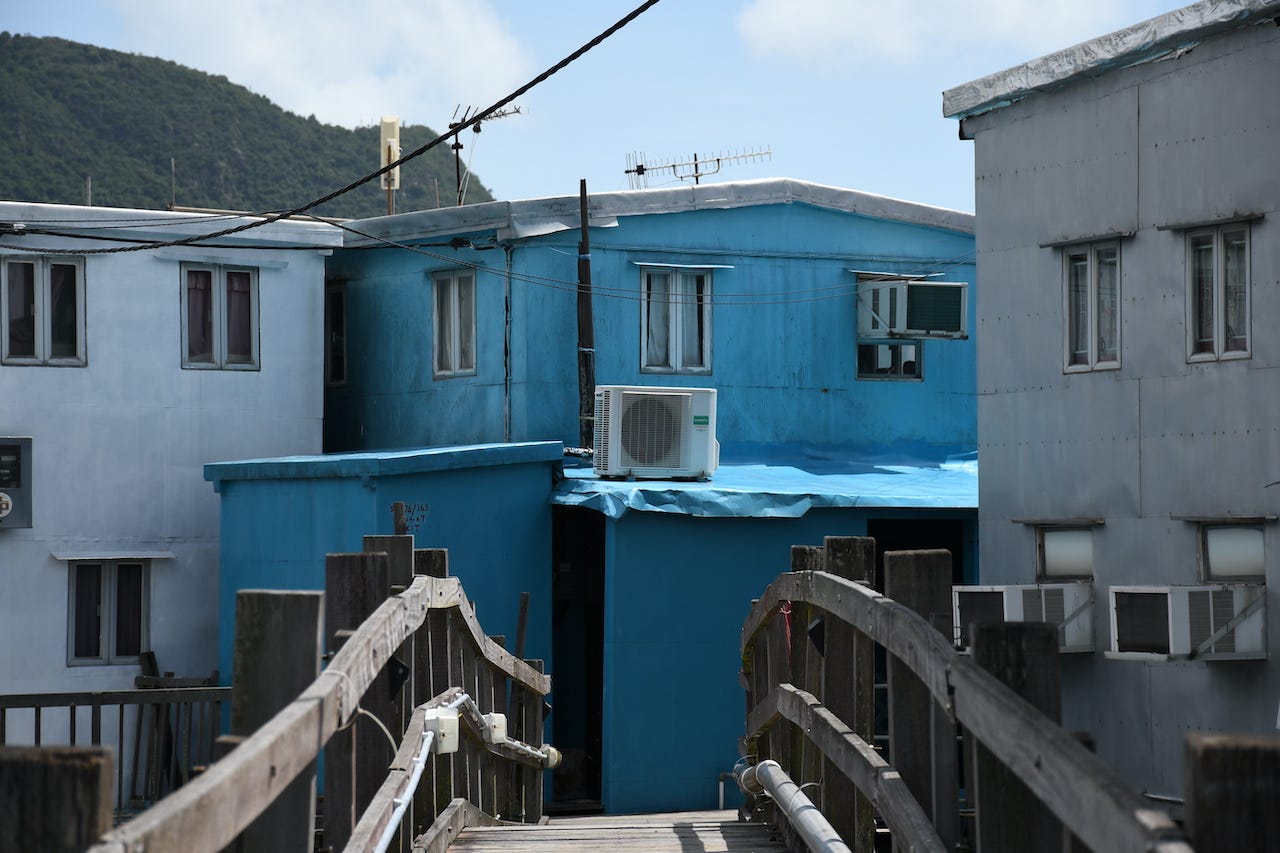 Una palafitta di colore azzurro, che spicca in mezzo alle altre case grigie.