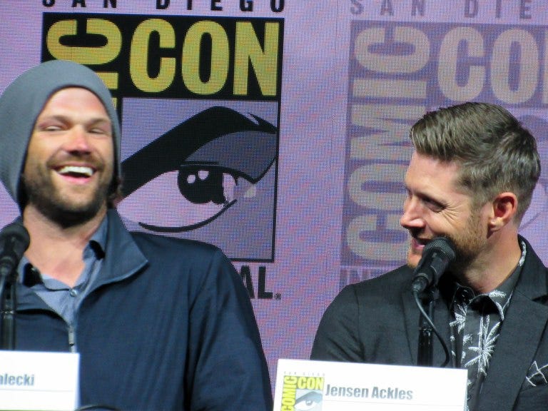 jared padalecki laughing with jensen ackles comic con 2018