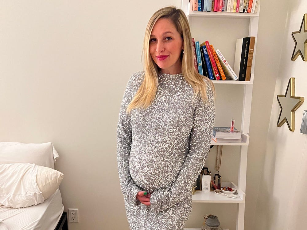 Jen Glantz pregnant in a dress
