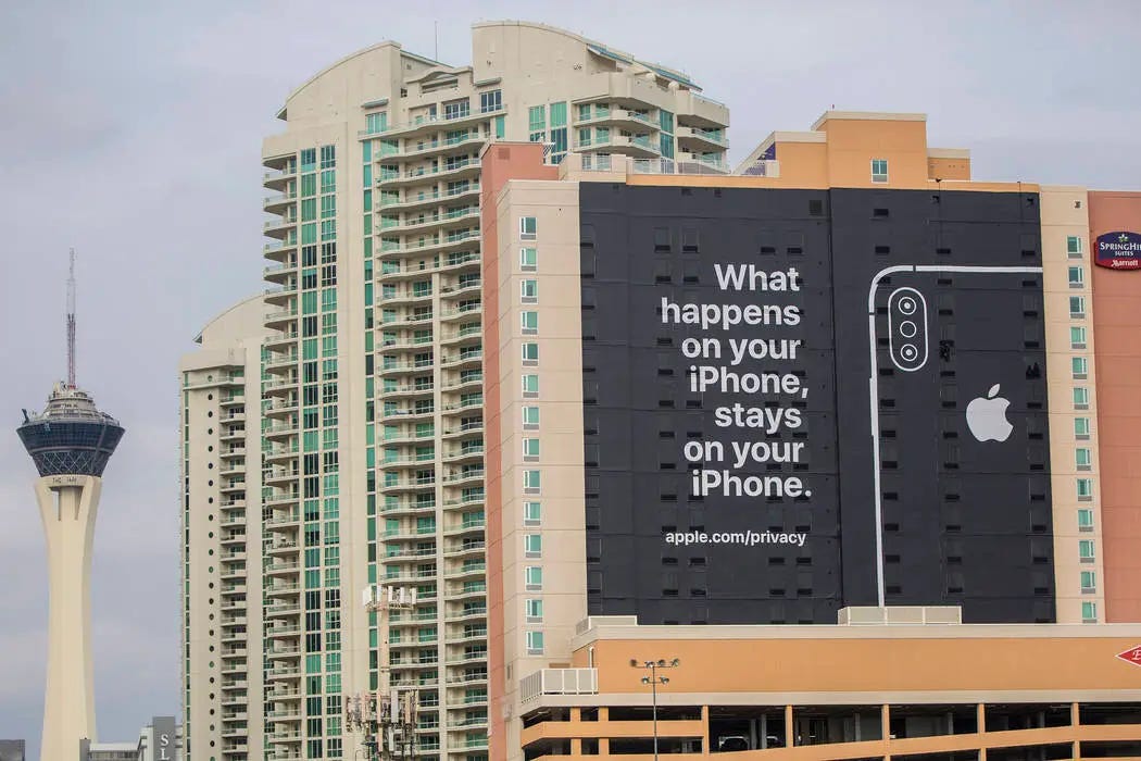 Publicidad de Apple en Las Vegas, durante la feria de tecnología CES de 2019, durante un pulso contra Google por la privacidad de los usuarios. Foto original de Benjamin Hager, para Las Vegas Review-Journal Publicidad de Apple en Las Vegas, durante la feria de tecnología CES de 2019, durante un pulso contra Google por la privacidad de los usuarios. Foto original de Benjamin Hager, para Las Vegas Review-Journal