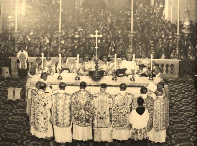 r/Catholicism - [Free Friday] The Second Vatican Council Fathers offer the Holy Sacrifice of the Mass in 1966. A rare combination: ad-orientem and concelebrating at a freestanding altar.