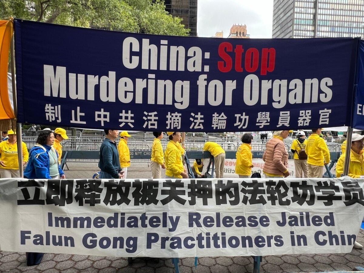 Praticantes do Falun Gong se reuniram em frente à sede da ONU na cidade de Nova York em 25 de setembro de 2024, durante a reunião anual da assembleia geral, protestando contra a perseguição contínua do Partido Comunista Chinês ao Falun Gong e os abusos dos direitos humanos do regime. (Sunny Zhao/The Epoch Times)