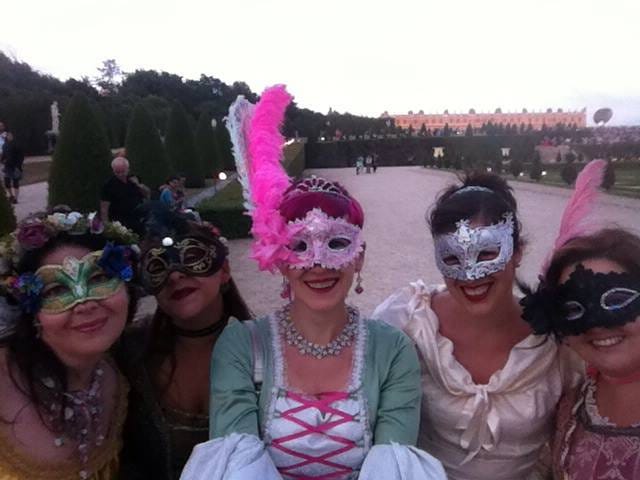 cinque donne in costume 1700 a Versailles