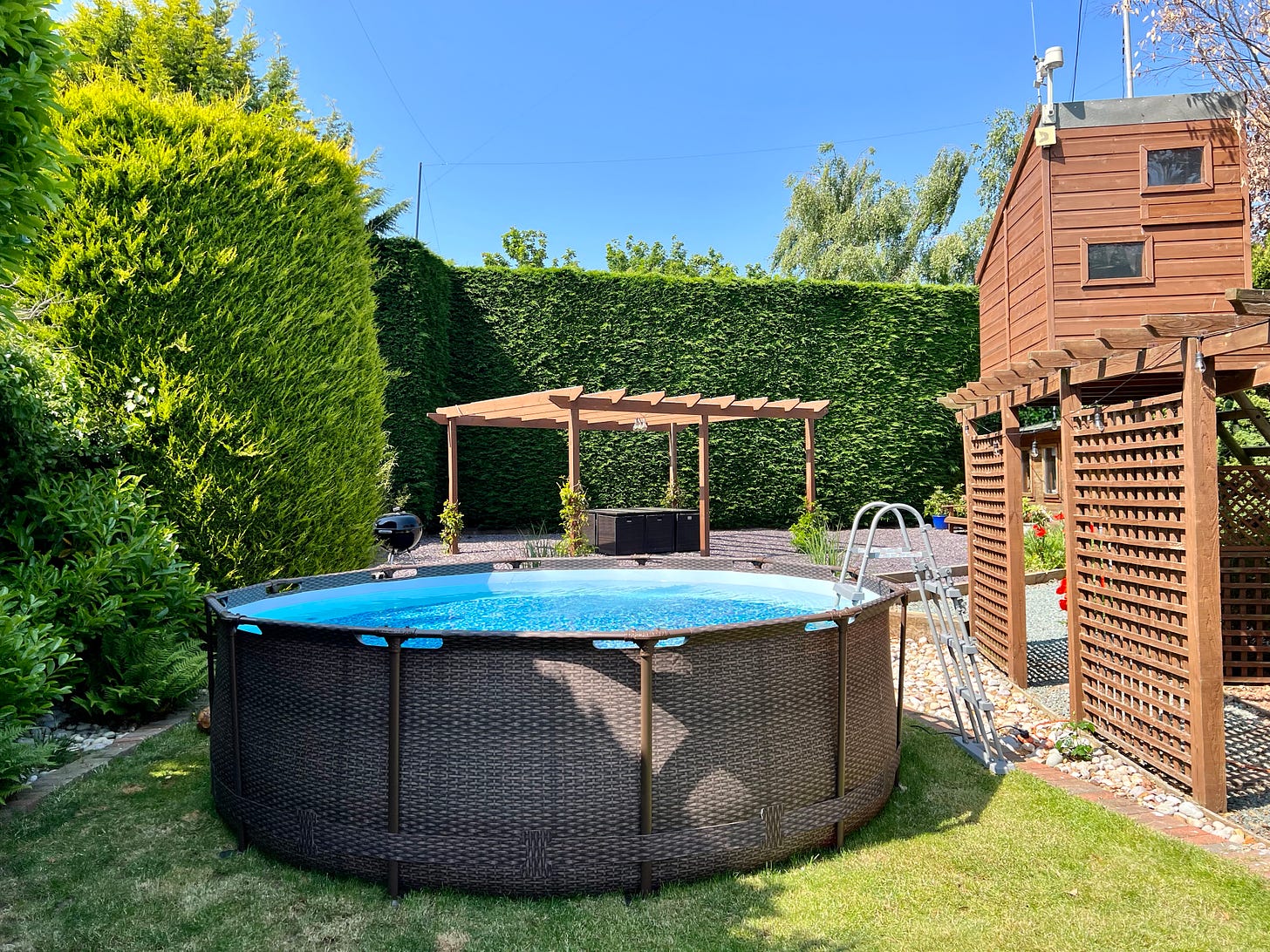 A big paddling pool sitting in a garden