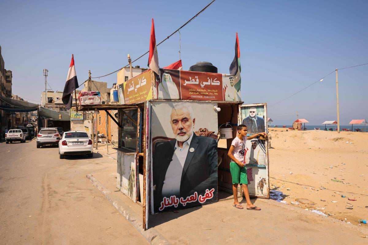 Un niño palestino junto a un quiosco con un retrato del jefe de Hamas, Ismail Haniyeh, en la ciudad de Gaza..