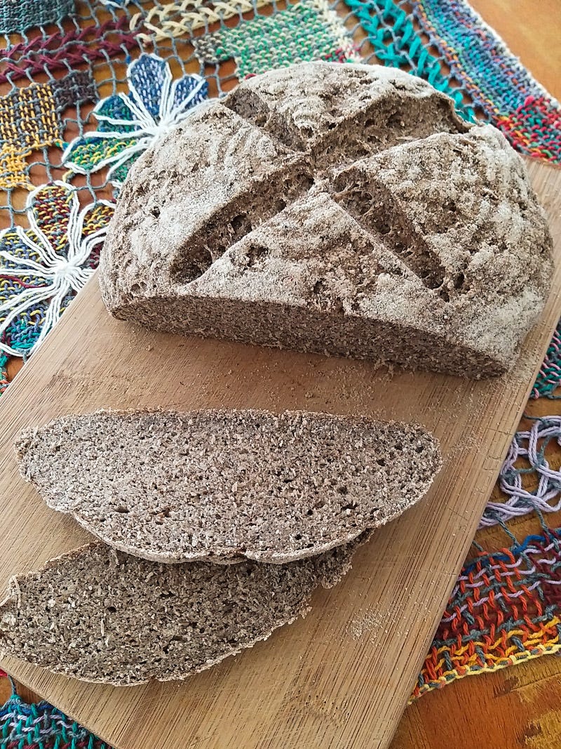 Pão de sorgo com trigo sarraceno fatiado