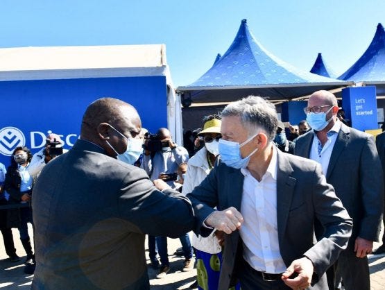 'A workable NHI requires the public sector to be strengthened, not the private sector to be weakened,' says Gore, who is seen in this July 2021 photo interacting with President Cyril Ramaphosa at a Discovery Covid-19 vaccination site. Image: LinkedIn