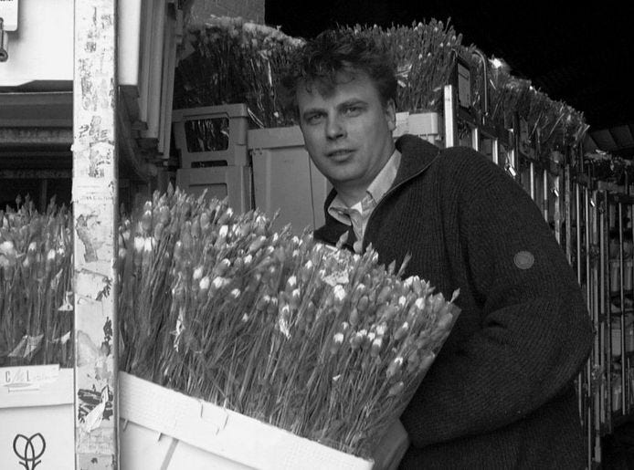 Bloemenhandelaar Bert Sinnema, hier op een oude foto, is in de nacht van maandag op dinsdag onverwacht overleden.