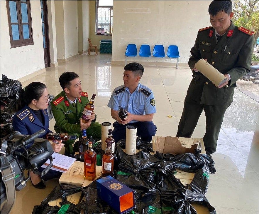 Quảng Bình: Lợi dụng xe thư báo vận chuyển trên 2.000 chai rượu nhập lậu | Thời báo Tài chính Việt Nam