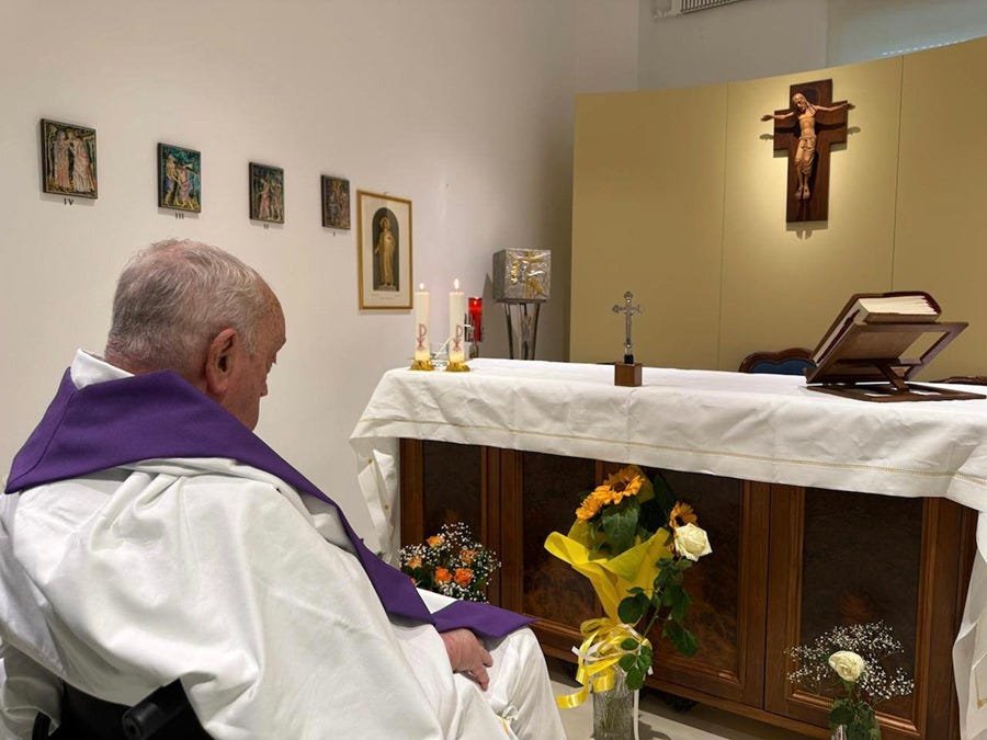 Primera foto del papa Francisco desde su hospitalización de un momento celebrando la misa en la capilla de su apartamento privado en el décimo piso del hospital Gemelli de Roma.