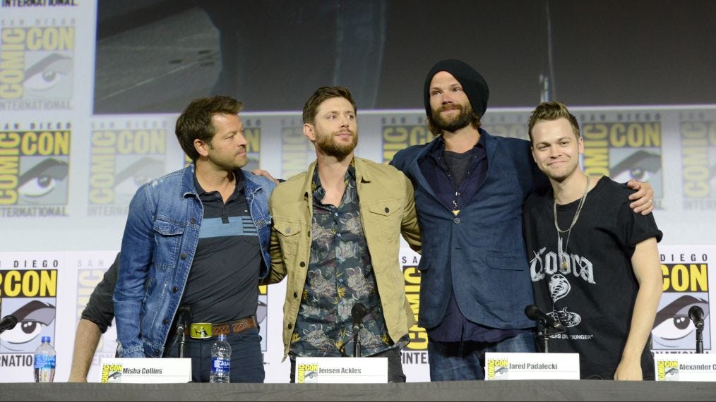 jared padalecki hugging jensen ackles alex calvert misha collins at comic con