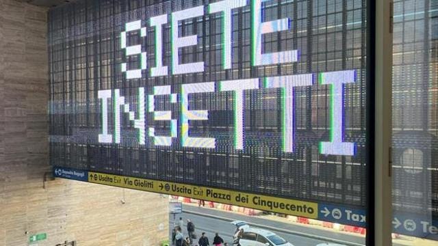 Il video della scritta «Siete insetti» comparsa sul tabellone delle  partenze nelle stazioni di Roma e Milano - Corriere Tv