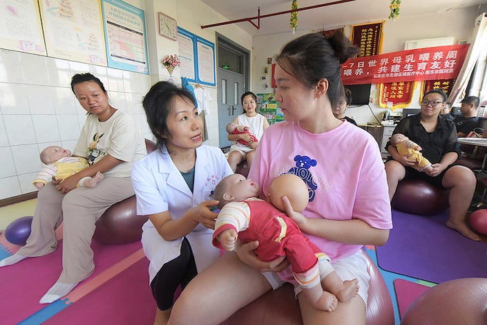 Medical staff at Xinle Hospital in Shijiazhuang, Hebei province, inform expectant mothers about breast feeding on Aug. 5, 2024.