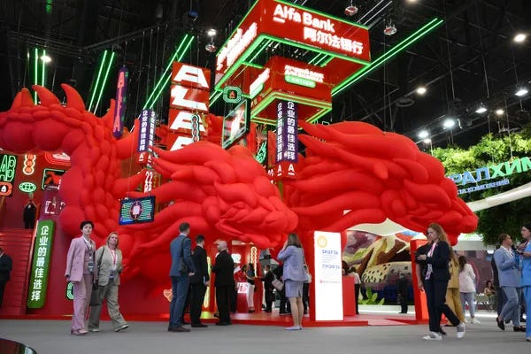 Russia&#x27;s Alfa Bank stand decorated with Chinese characters and a red dragon in honor of the opening of two branches in China. - Sputnik International