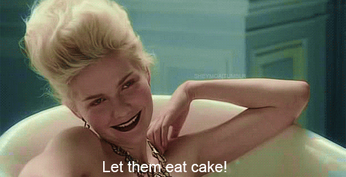 scena del film Marie Antoniette con l'attrice protagonista, in una vasca da bagno, che dice "Let them eat cake"