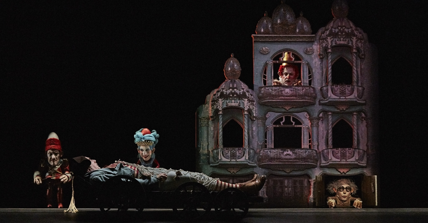 Photographie du spectacle de théâtre Le Voyage de Gulliver: Gulliver attaché devant le palais royal, le roi et la reine de Lilliput; compagnie Point Fixe, 2022