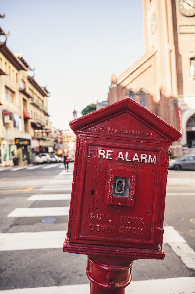 A picture of an exterior fire alarm on a city street