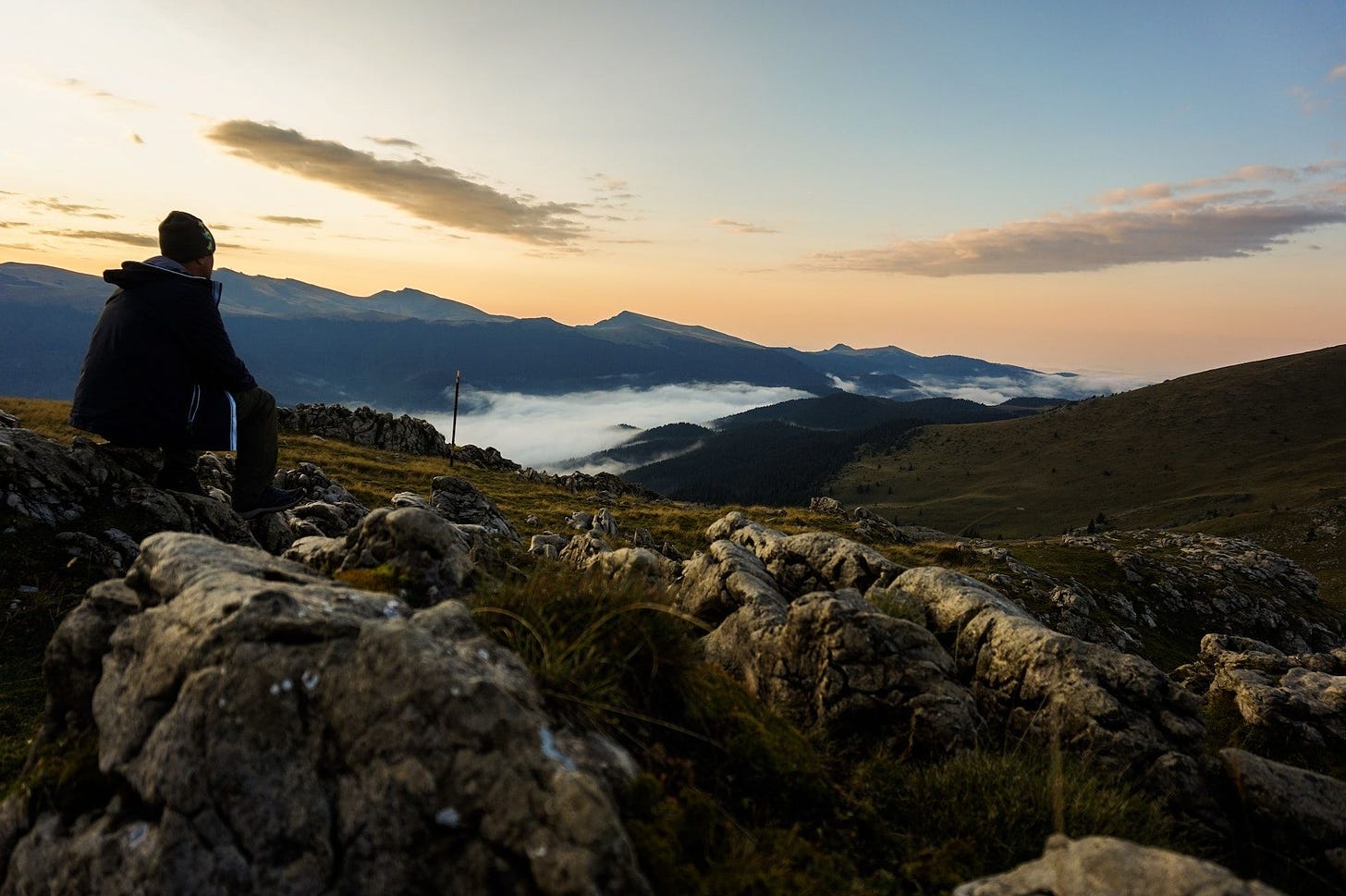 Homme en montagne, recherche le silence.