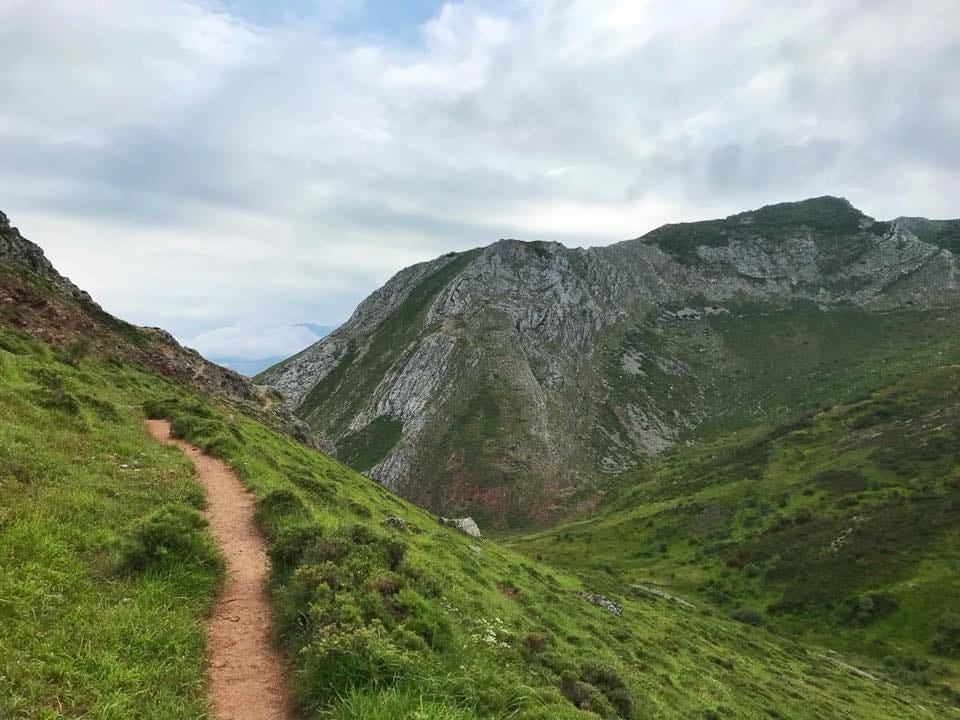 un sentiero stretto lungo una cengia tra le montagne della cordigliera cantabrica