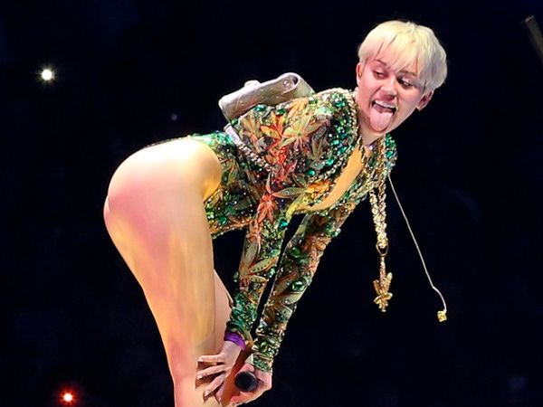 Miley Cyrus stuffs fan's g-string in her mouth | You