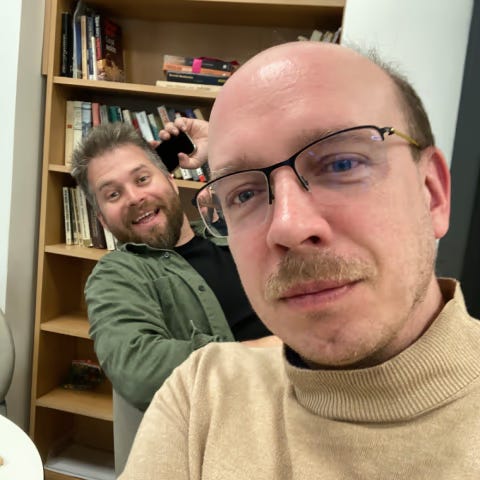 JAkub Goldmann (vzadu vlevo) a Martin Kopta v kavárně Maryša v Knihovně Ústeckého kraje.