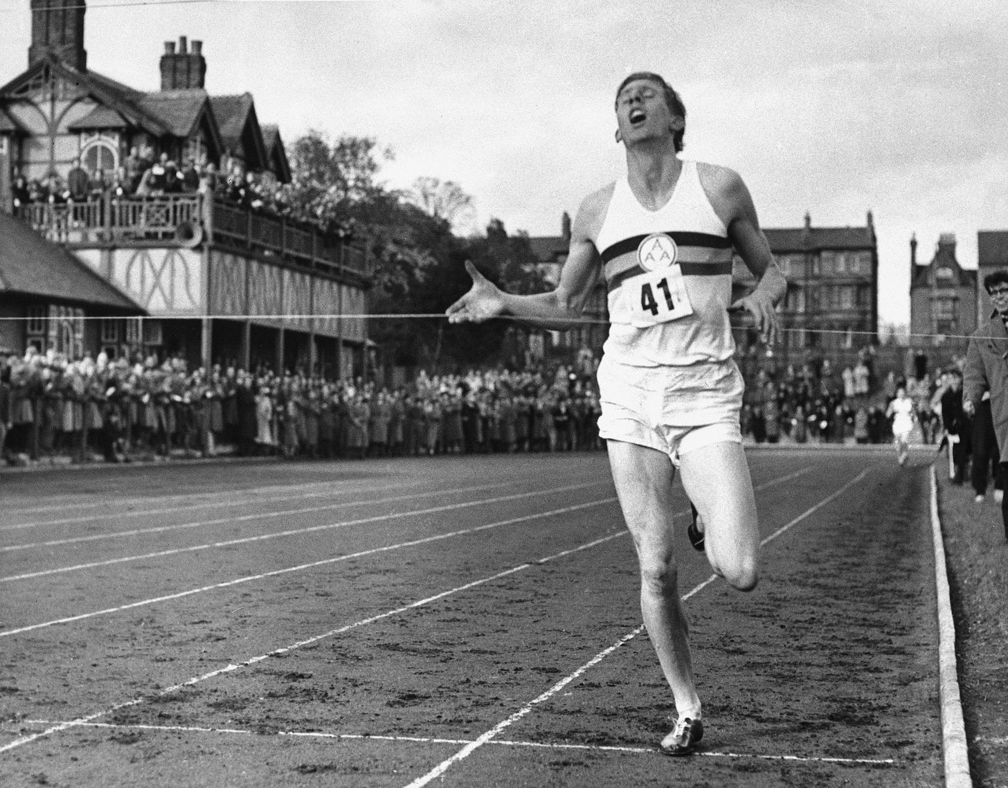 Roger Bannister, First Athlete to Break the 4-Minute Mile, Dies at 88 - The  New York Times