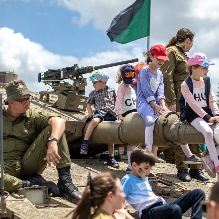 Kids on Tanks and Selfies Galore: Israelis Celebrate Independence Day at Gun  Show - Israel News - Haaretz.com