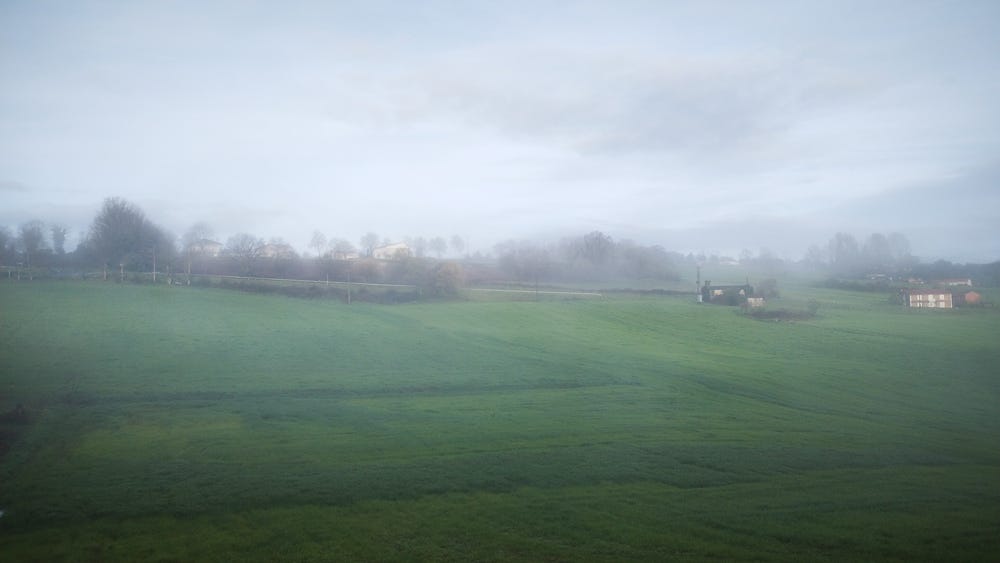 Paisaje rural con niebla en el Camino de Santiago (Galicia)