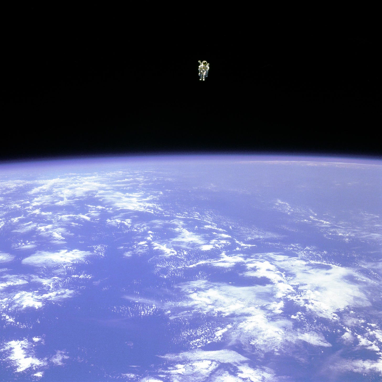 Imagen de Bruce McCandless II flotando en el espacio