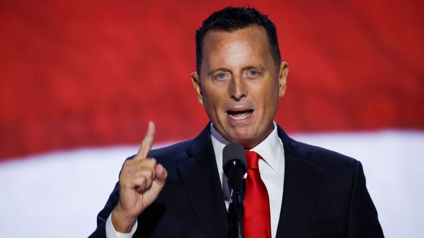 El exdirector interino de Inteligencia Nacional, Ric Grenell, habla en el escenario el tercer día de la Convención Nacional Republicana en el Fiserv Forum el 17 de julio de 2024 en Milwaukee, Wisconsin.