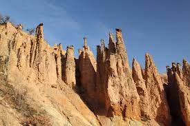 Photo of what appears to be a simple rock face with a jagged top "wall"