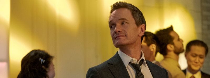 Neil Patrick Harris v seriálu Opuštěný (Uncoupled).