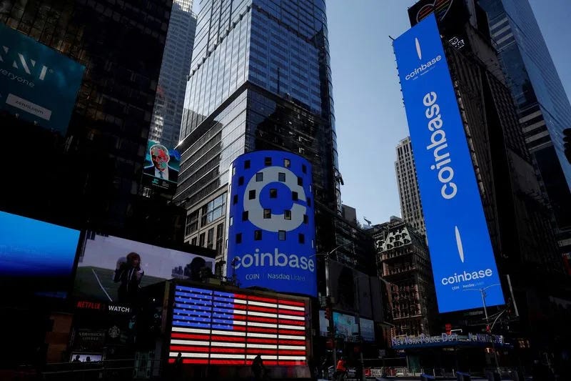 DOSYA FOTOĞRAFI: ABD'nin en büyük kripto para borsası Coinbase Global Inc'in logosu, 14 Nisan 2021'de New York, ABD'deki Times Meydanı'ndaki Nasdaq MarketSite jumbotron'unda ve diğerlerinde görüntüleniyor. REUTERS/Shannon Stapleton/