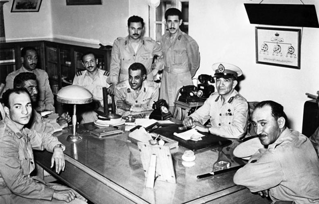 Mohamed Naguib e Gamal Abdel-Nasser con i principali esponenti dei Liberi Ufficiali subito dopo la rivoluzione del 23 luglio