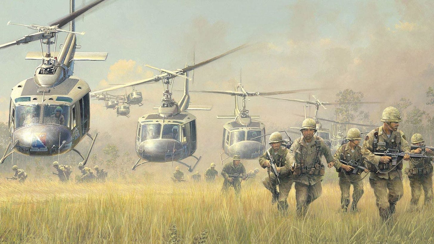 越战中的武装直升机和降落在稻田中的美国士兵