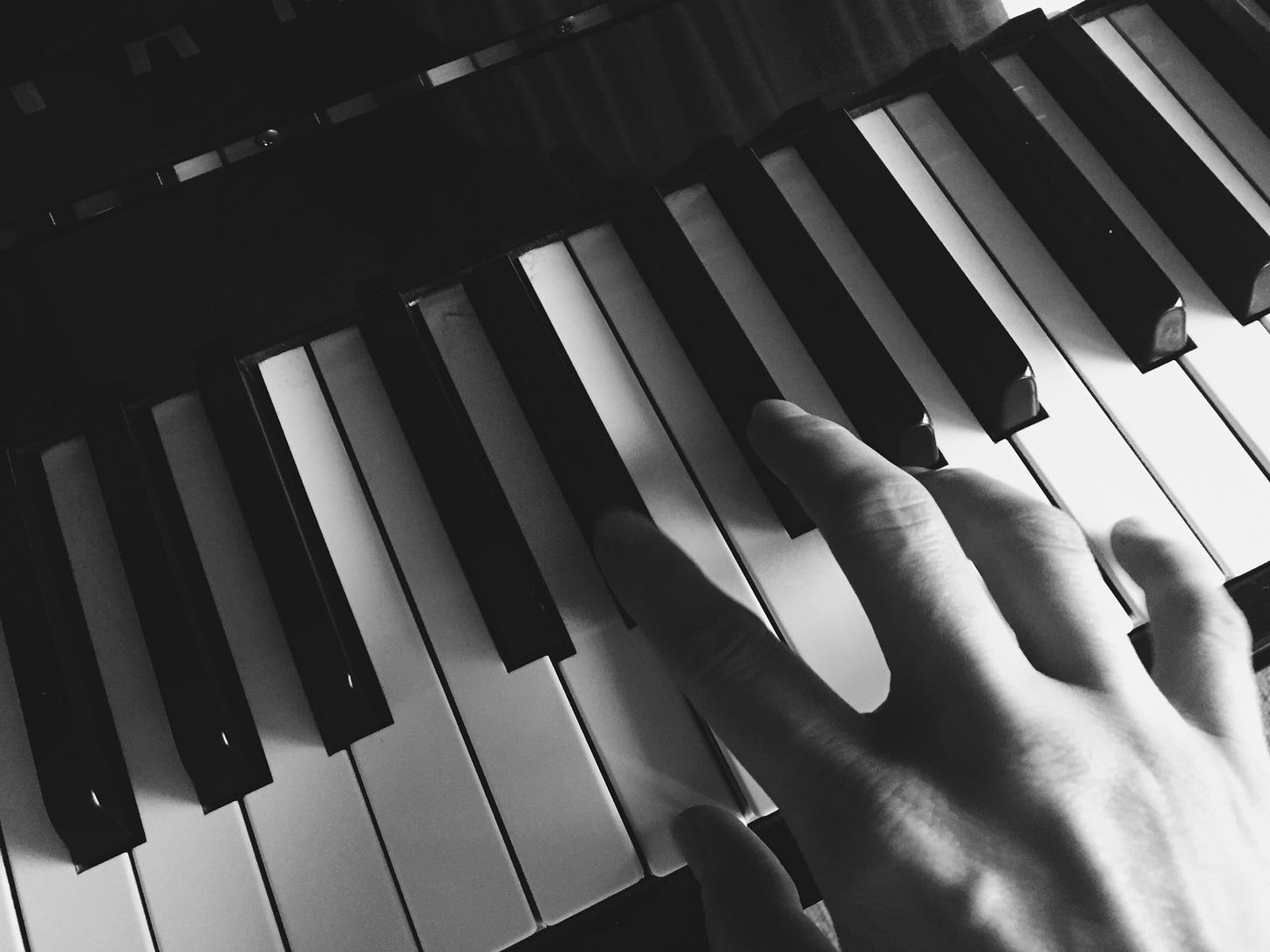 Madelleine Müller playing piano