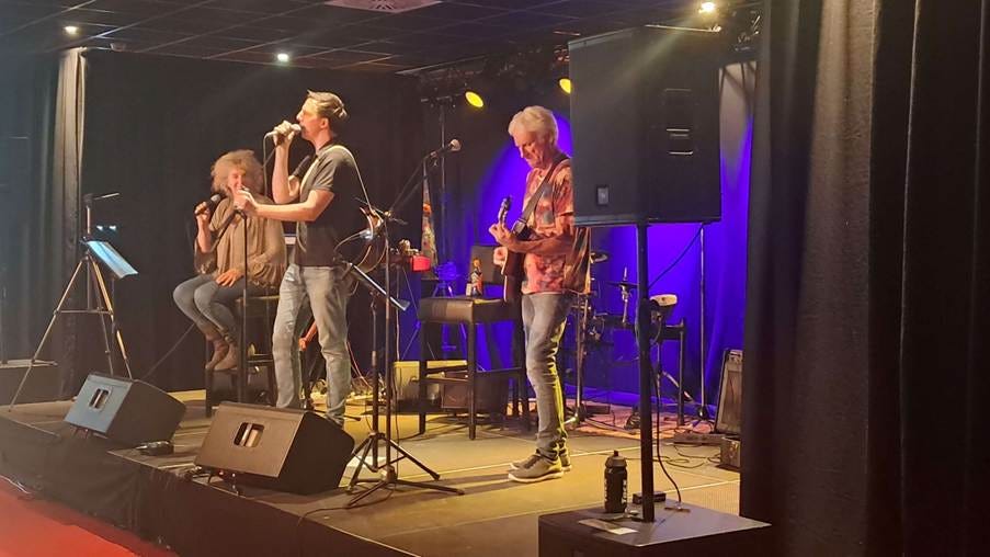 Afbeelding met concert, muziekinstrument, optreden, Concertzaal

Door AI gegenereerde inhoud is mogelijk onjuist.