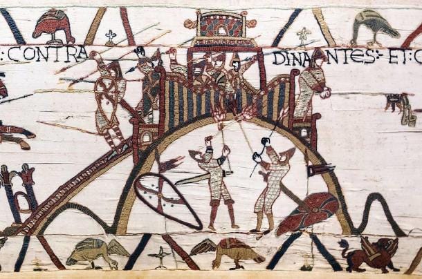 El tapiz de Bayeux contiene una de las primeras representaciones de un castillo. Representa a los atacantes del castillo de Dinan en Francia usando re, una de las amenazas a los castillos de madera. Dominio público