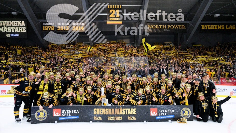 Skellefteå celebrating their championship win by posing with the trophy.