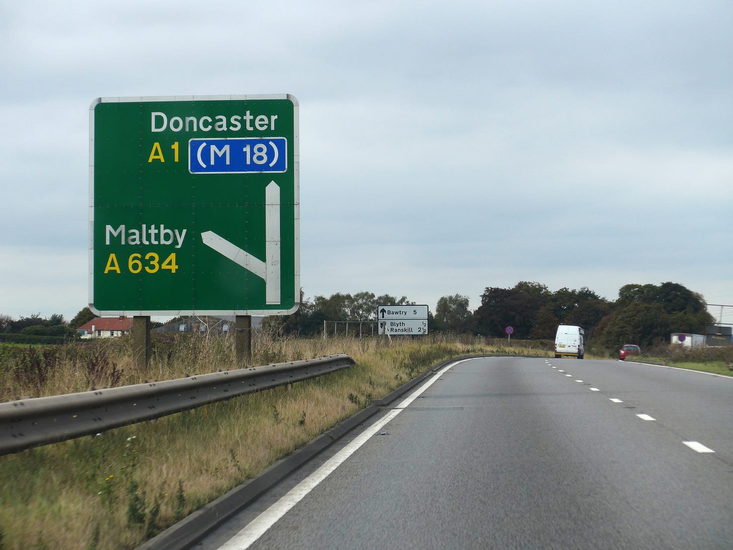 https://upload.wikimedia.org/wikipedia/commons/8/8d/2014_A1_road_sign_Maltby.jpg