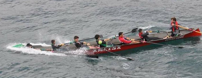 Un grupo de personas en un barco en el mar

El contenido generado por IA puede ser incorrecto.