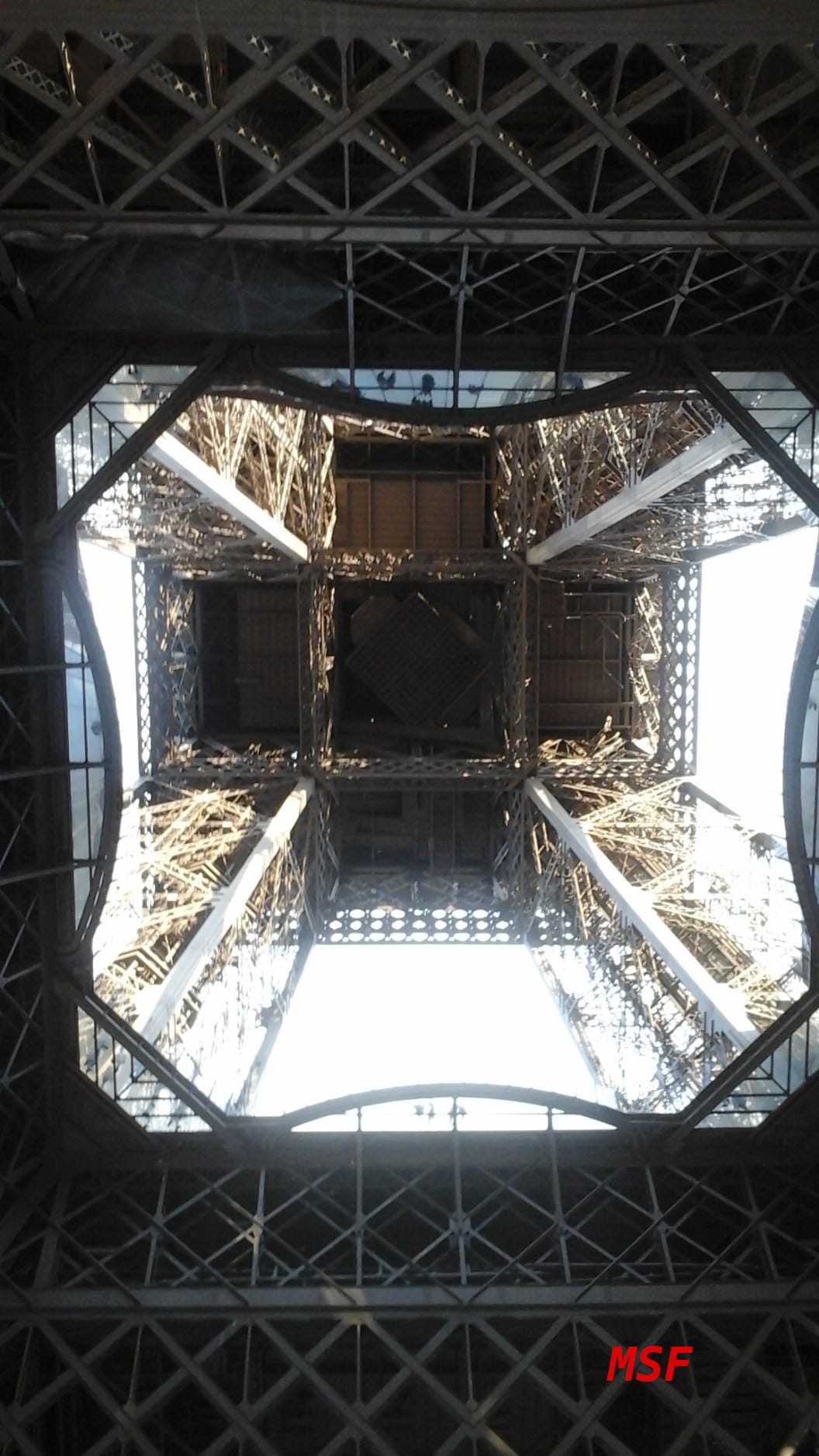 la torre Eiffel firma