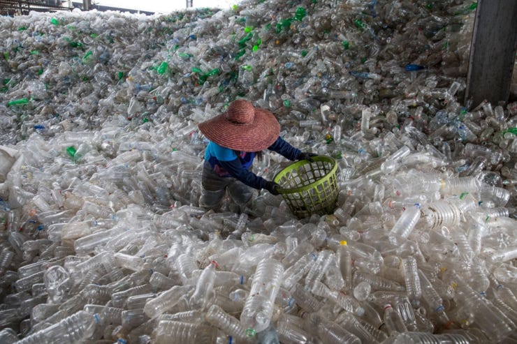 Plástico, reciclado y tasa ambiental en una agenda para la política 
